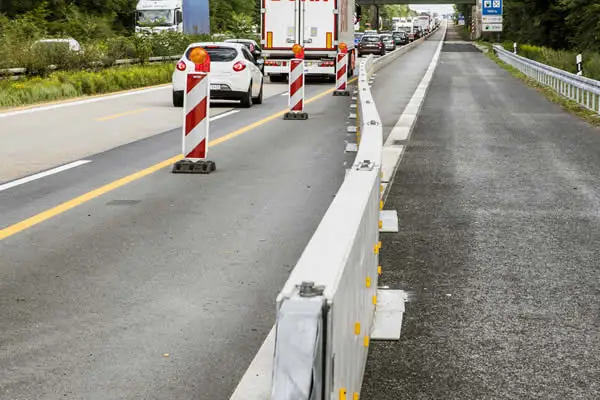 Absicherung eine Baustelle auf der Autobahn